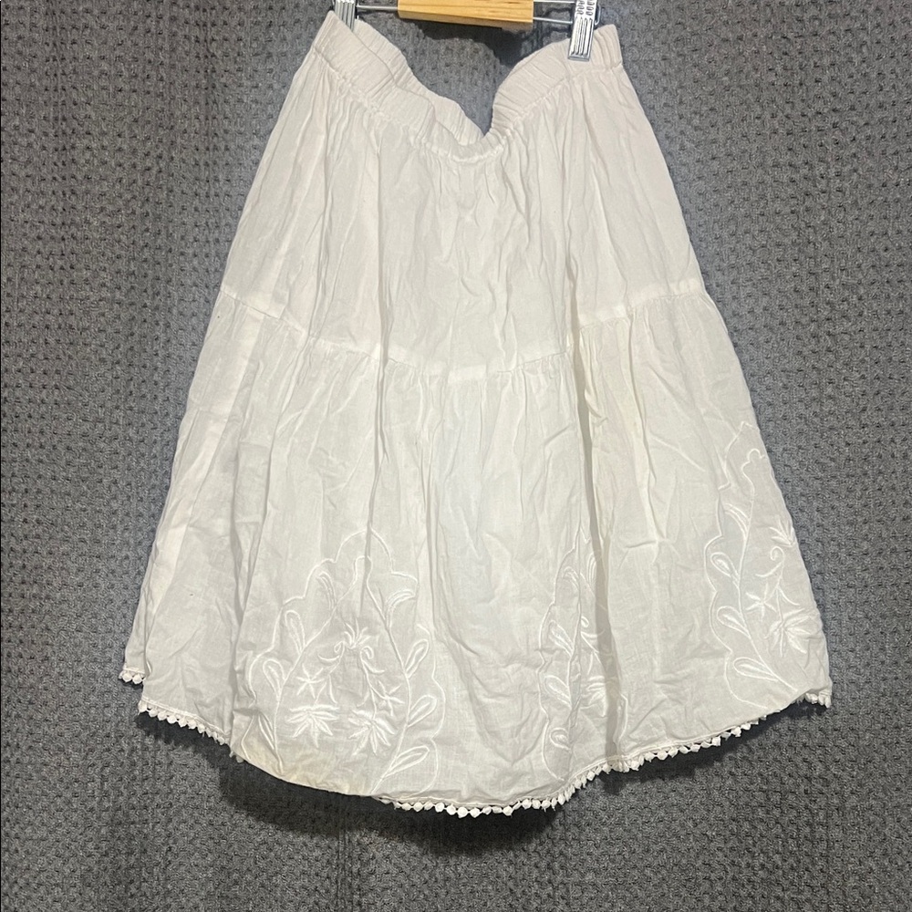 Chic White Embroidered A-Line Skirt